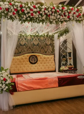Luxury bridal room canopy decoration with white and red flowers – Lahore Blooms