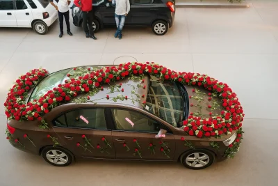 Wedding car flower decoration with red roses in Lahore – Lahore Blooms