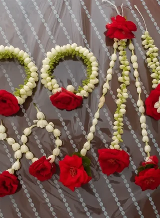 Gajra flower jewellery set with jasmine buds and red roses for mehndi in Lahore