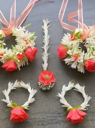 Fresh flower jewellery set with pink roses and white gajra flowers for mehndi in Lahore
