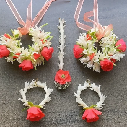 Fresh flower jewellery set with pink roses and white gajra flowers for mehndi in Lahore