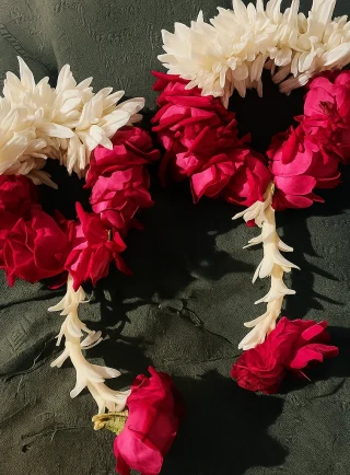 Fresh red rose and white gajra flower garland set for weddings in Lahore