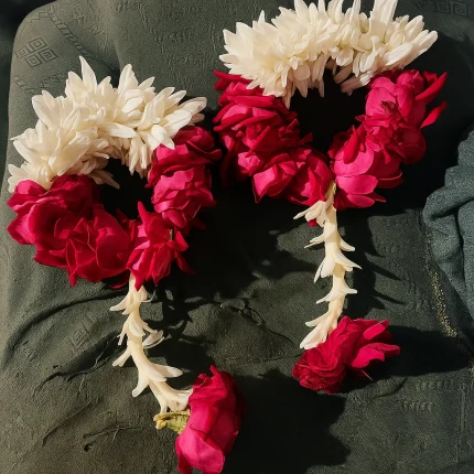 Fresh red rose and white gajra flower garland set for weddings in Lahore