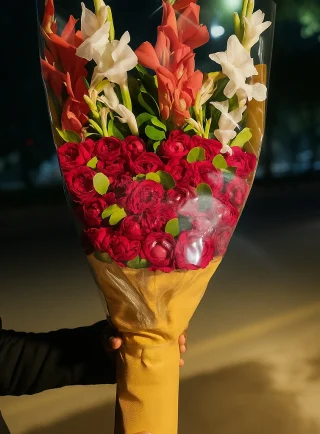 Tall red rose and gladiolus fresh flower bouquet in yellow wrapping – Lahore Blooms