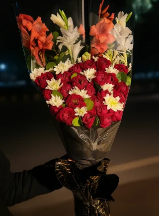 Tall red rose and gladiolus fresh flower bouquet in black wrapping – Lahore Blooms