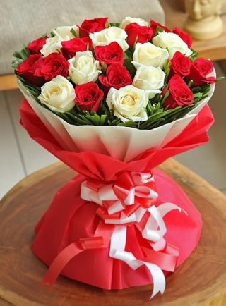 Red-and-White-Roses-Bouquet-800X