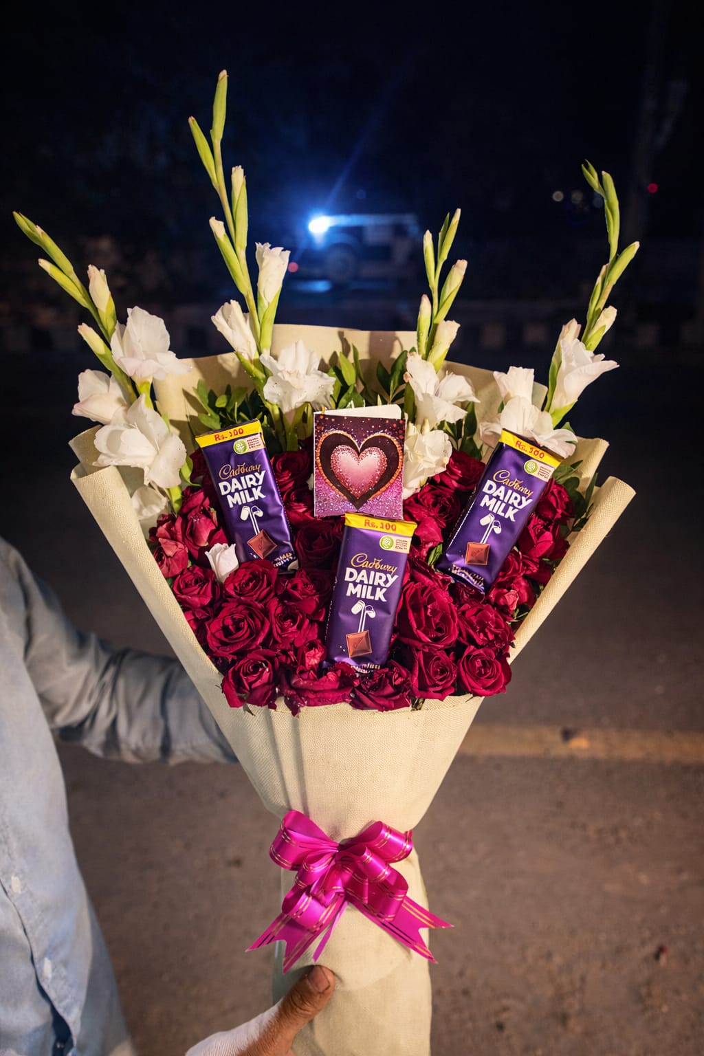 red-roses-chocolate-bouquet-lahore-offwhite Premium red roses chocolate bouquet in Lahore with Dairy Milk chocolates in off-white wrap