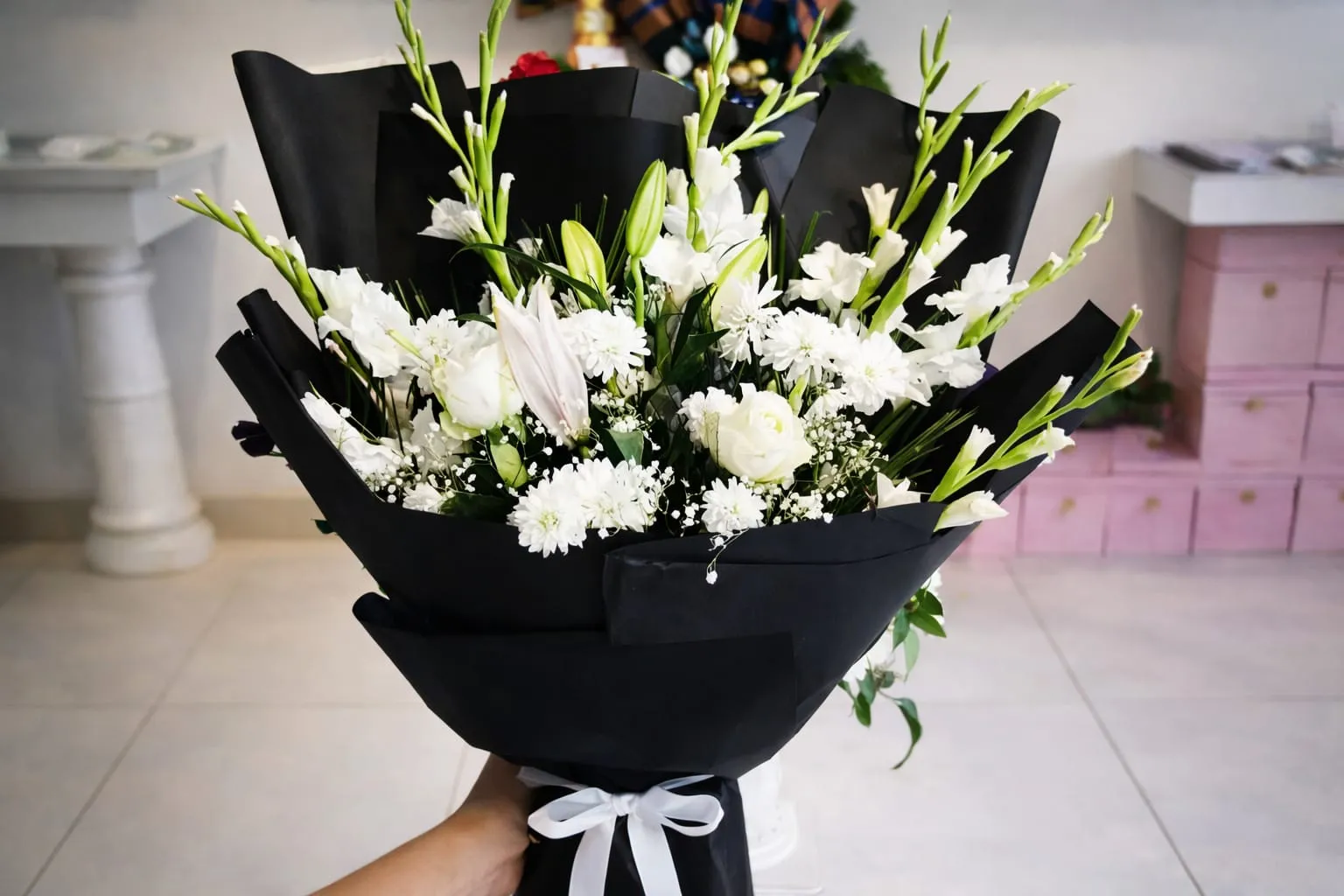 lily (1) luxury white lily bouquet in lahore with premium black wrapping